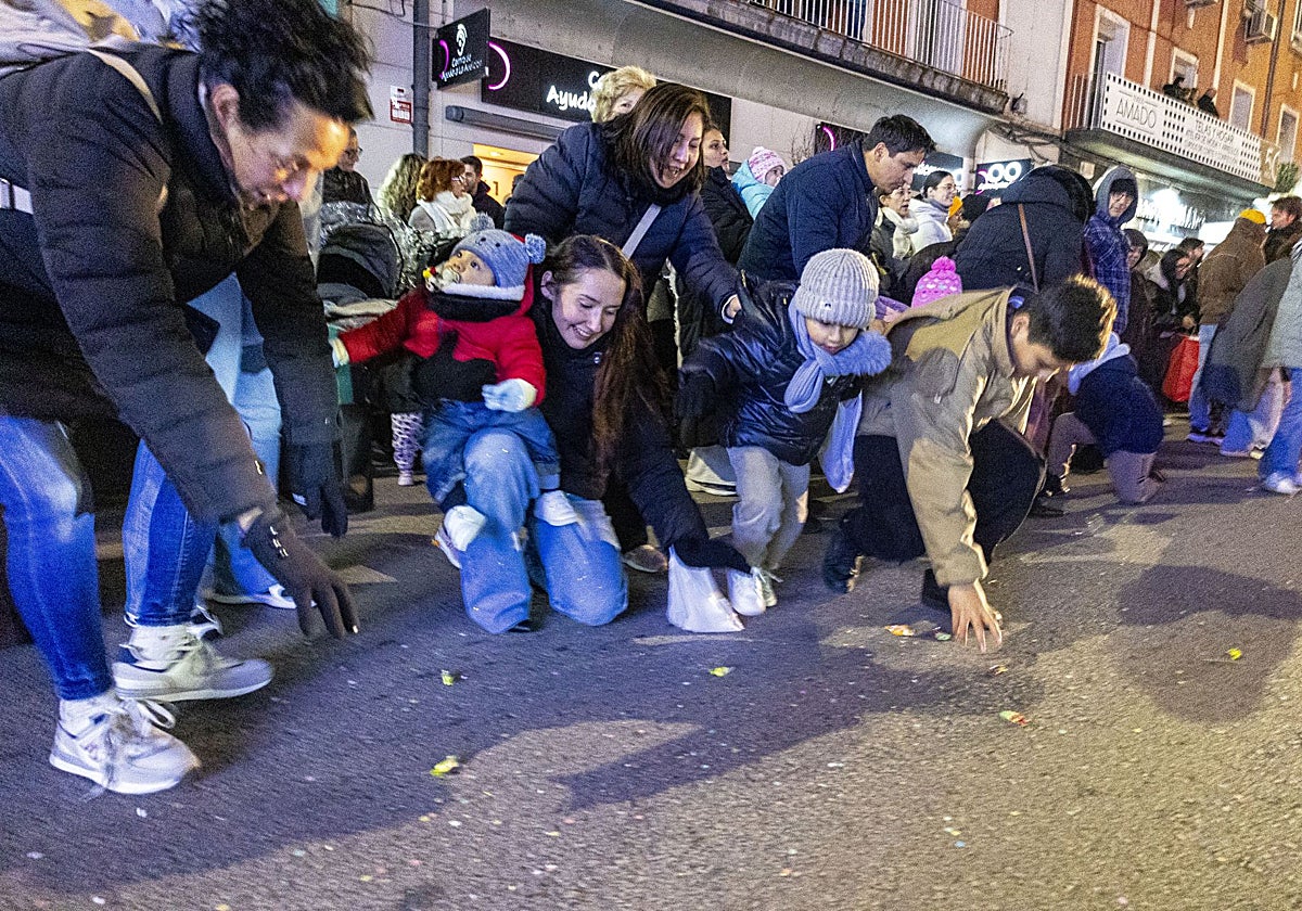 Trasladan a una mujer al hospital herida en un ojo con un caramelo en la cabalgata de Cáceres